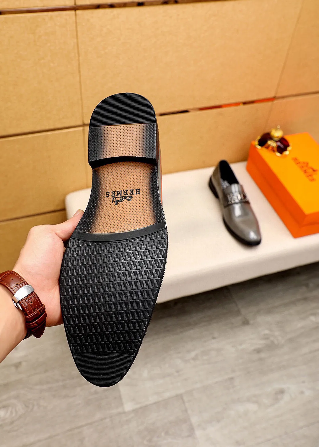 Men's shoes 💰460 💐 Product trademark: HERMES "Hermès" casual leather shoes Regular size: 38-44 (45🉑️customized) Product materials: Selected imported first-layer open-edge beaded cowhide upper, imported water-dyed 🐂 cowhide lining. Strong three-dimensional visual effect, combined outsole Color: 2⃣️colors available